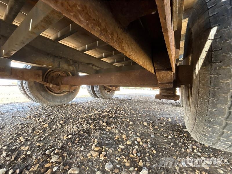 Brandt UPR1628 33 ft Tri/A Equipment Trailer Autonkuljetusperävaunut