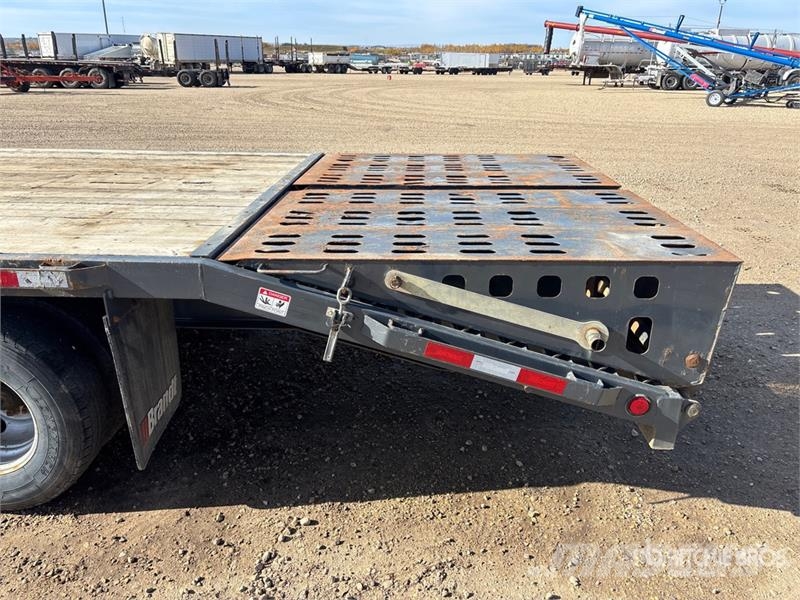 Brandt UPR1628 33 ft Tri/A Equipment Trailer Autonkuljetusperävaunut