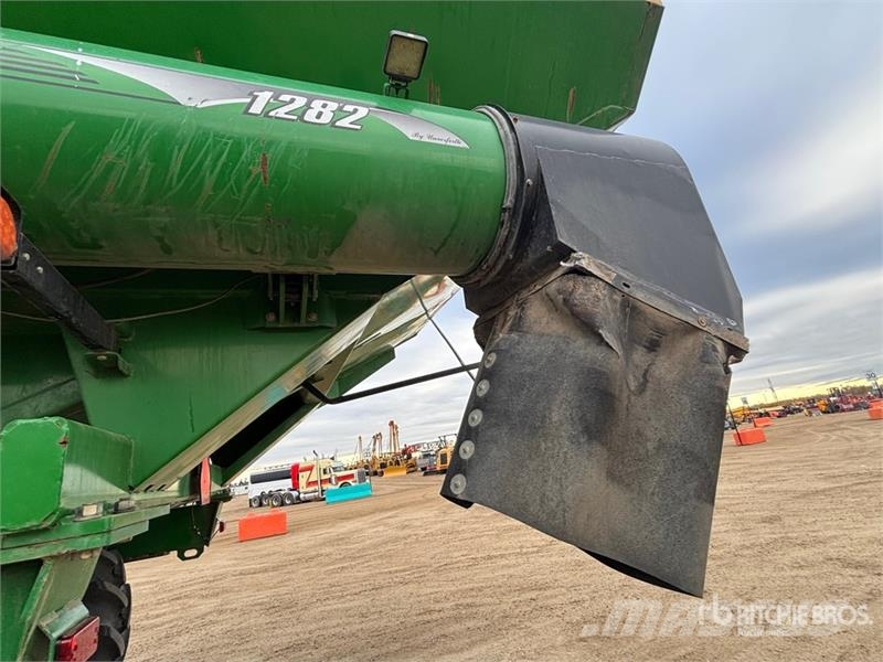 Brent 1282 1200 bu Grain Cart Viljavaunut