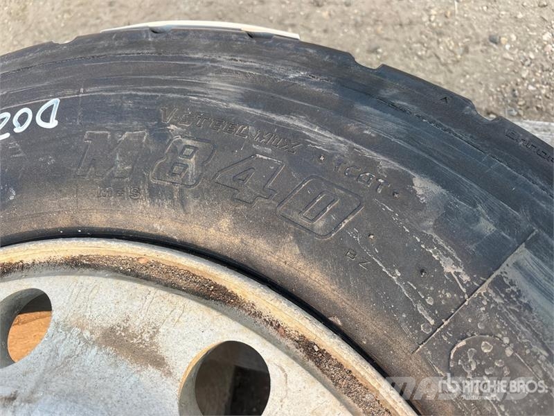 Bridgestone M840 275/70R22.5 Tires (Unused) タイヤ、ホイル、リム