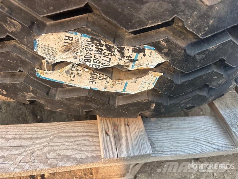 Bridgestone M840 275/70R22.5 Tires (Unused) タイヤ、ホイル、リム