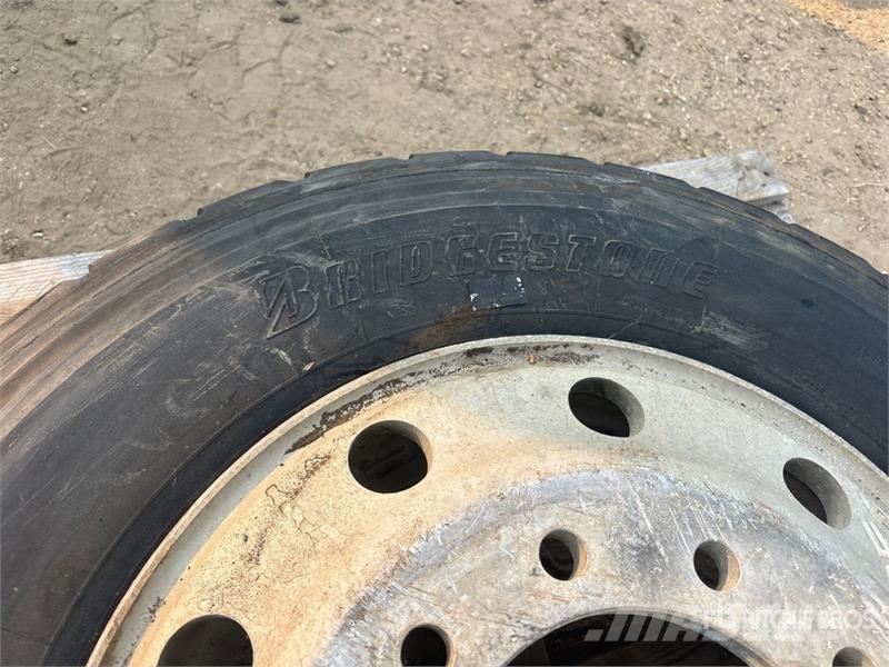 Bridgestone M840 275/70R22.5 Tires (Unused) タイヤ、ホイル、リム