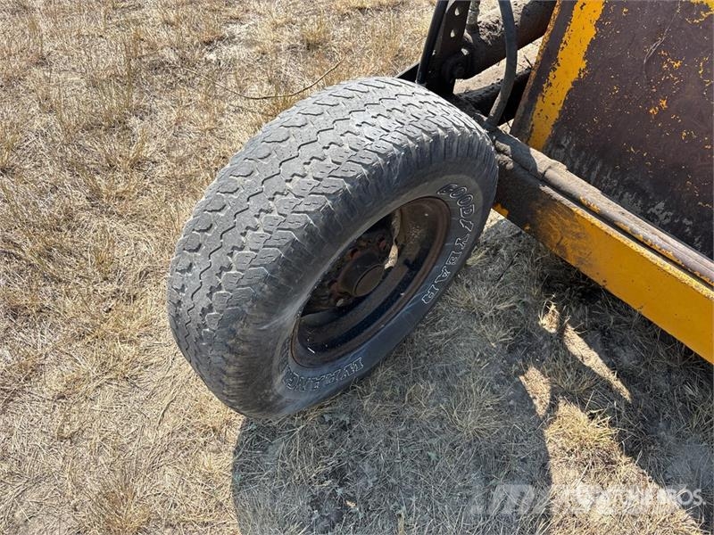 Buchli Enterprises Inc. B300 4 Tire Hydraulic Pull Földnyesők (szkréperek)