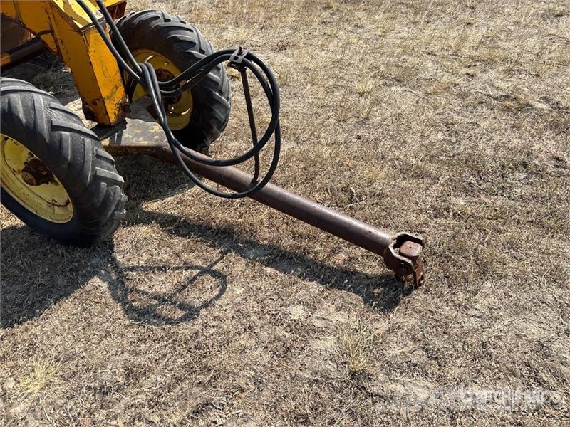 Buchli Enterprises Inc. B300 4 Tire Hydraulic Pull Földnyesők (szkréperek)