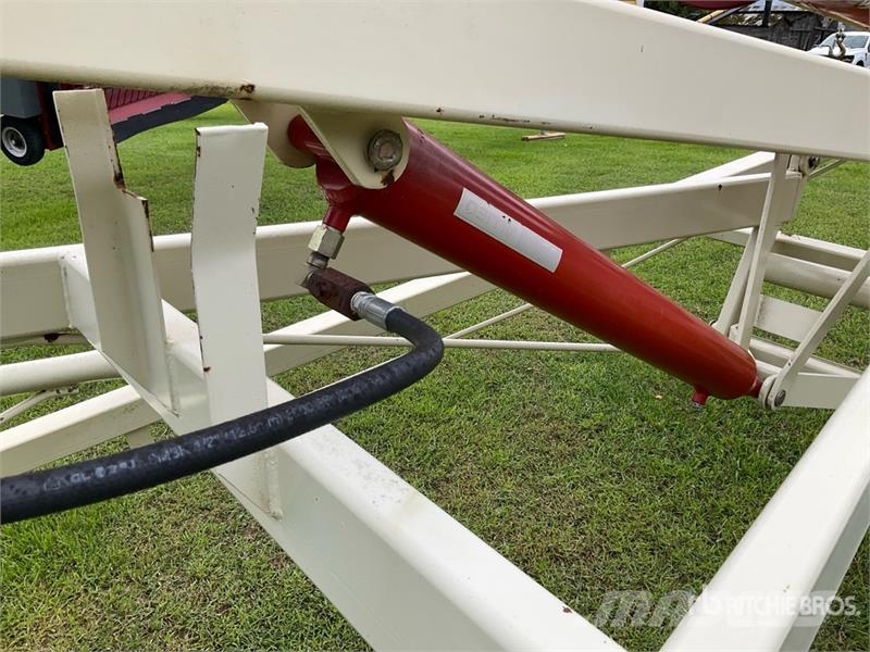 Buhler Farm King 1060 10 in x 60 ft Swing Grain Auger Förderbänder