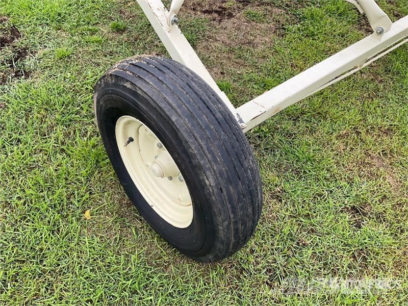 Buhler Farm King 1070 10 in x 70 ft Swing Grain Auger Förderbänder