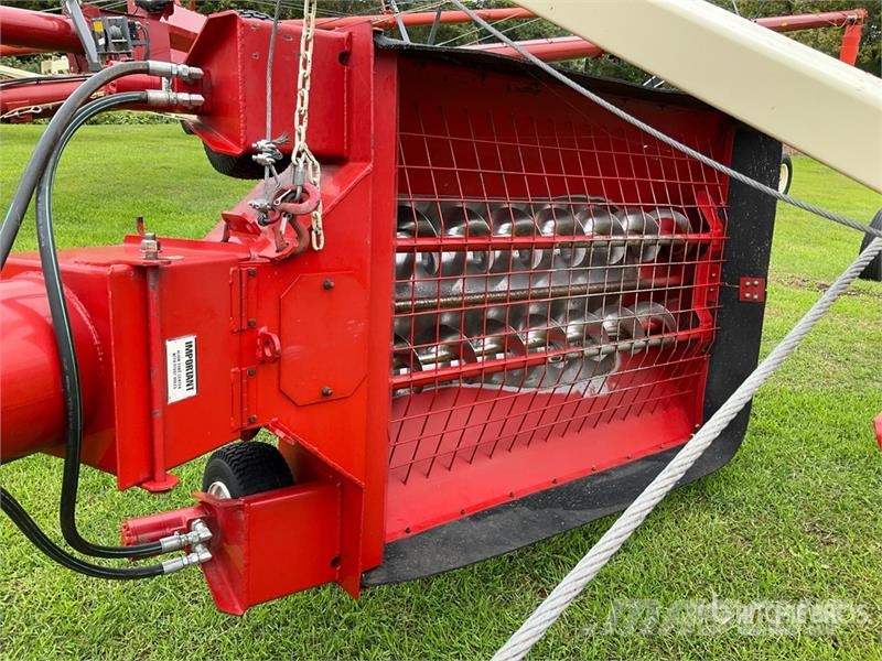 Buhler Farm King 1070 10 in x 70 ft Swing Grain Auger Förderbänder