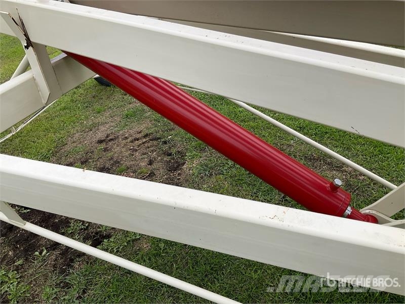 Buhler Farm King 1070 10 in x 70 ft Swing Grain Auger Förderbänder