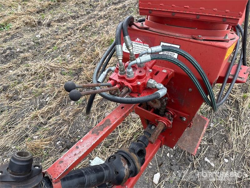 Buhler Farm King 1385 13 in x 85 ft Swing Grain Auger Transportbanden en Rollenbanen