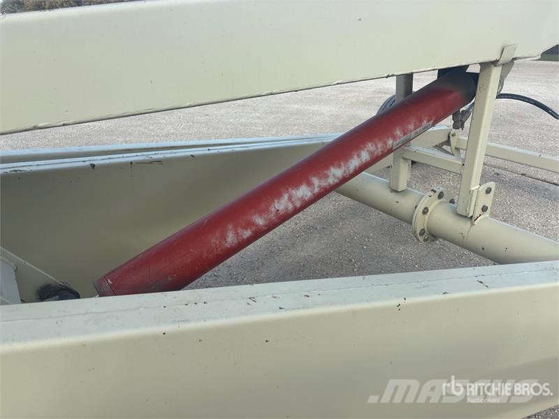 Buhler Farm King 1385 13 in x 85 ft Swing Grain Auger Szállító berendezések