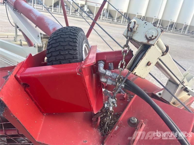 Buhler Farm King 1385 13 in x 85 ft Swing Grain Auger Szállító berendezések