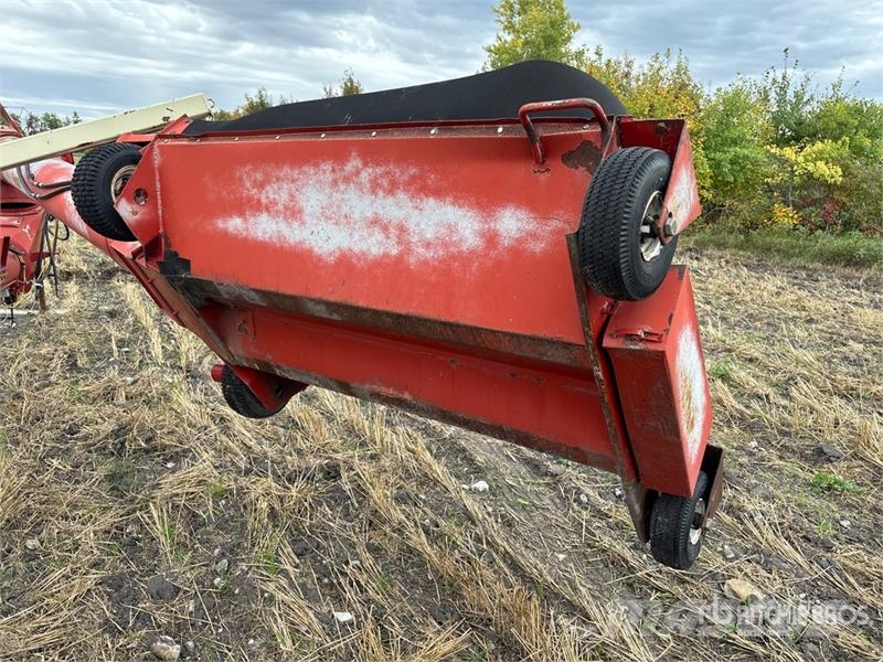 Buhler Farm King 1385 13 in x 85 ft Swing Grain Auger Transportbanden en Rollenbanen