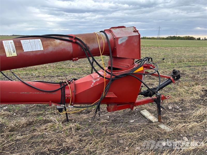 Buhler Farm King 1385 13 in x 85 ft Swing Grain Auger Transportbanden en Rollenbanen