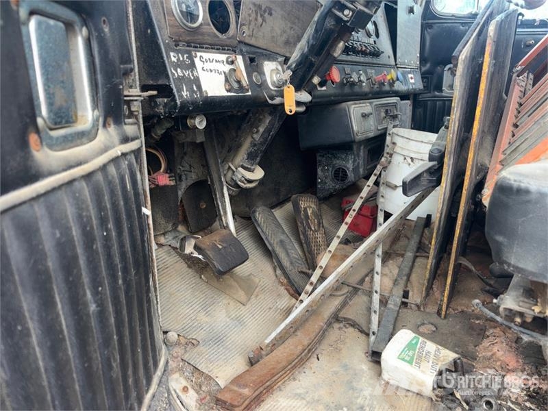  Cab and Chassis Vezetőfülke és belső tartozékok