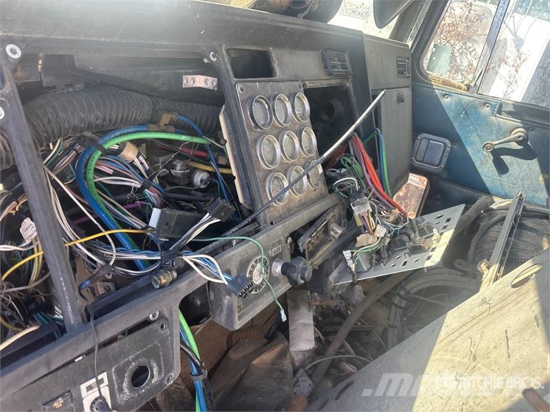  Cab and Chassis (Inoperable) Vezetőfülke és belső tartozékok