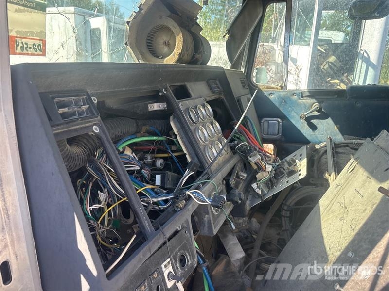  Cab and Chassis (Inoperable) Vezetőfülke és belső tartozékok