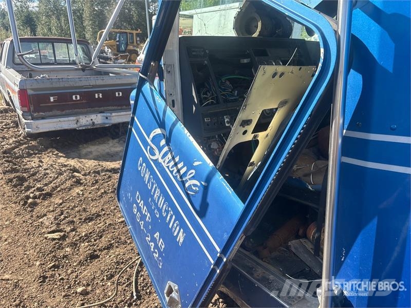  Cab and Chassis (Inoperable) Vezetőfülke és belső tartozékok