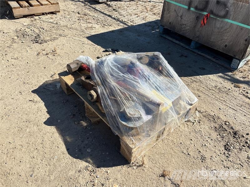 Cable Cutters, Snatch Block and Sledgehammer Kiti naudoti statybos komponentai