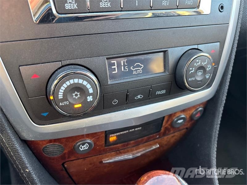 Cadillac SRX سيارات