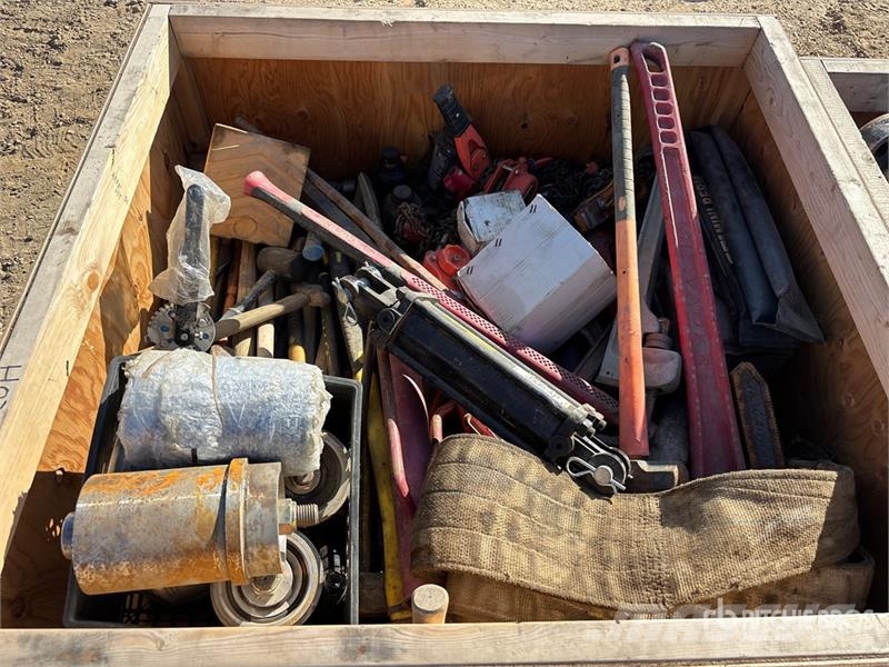 Camlocks, pipe wrenches, sledge hammers, pry bars. Takels, lieren en materiaalliften