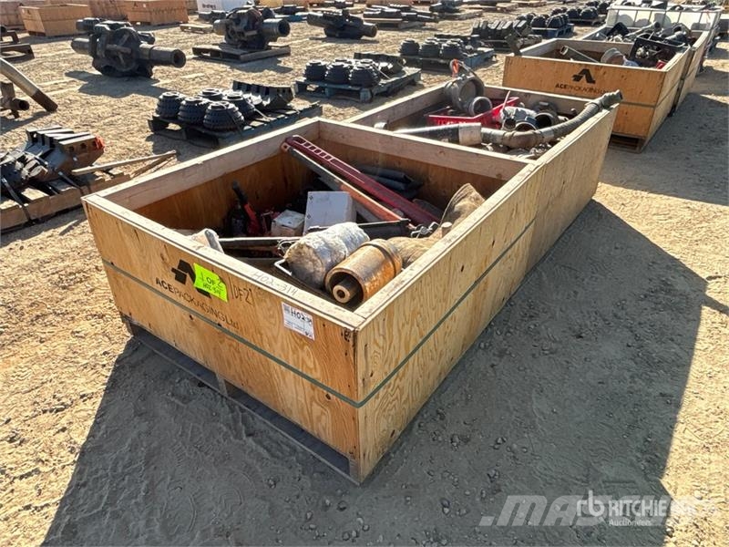 Camlocks, pipe wrenches, sledge hammers, pry bars. Takels, lieren en materiaalliften