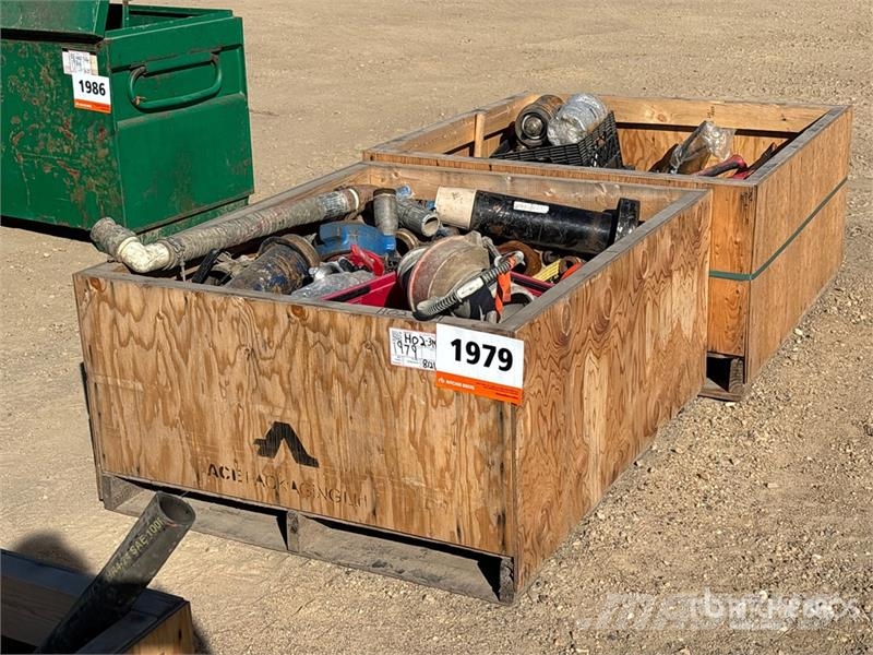 Camlocks, pipe wrenches, sledge hammers, pry bars. Takels, lieren en materiaalliften