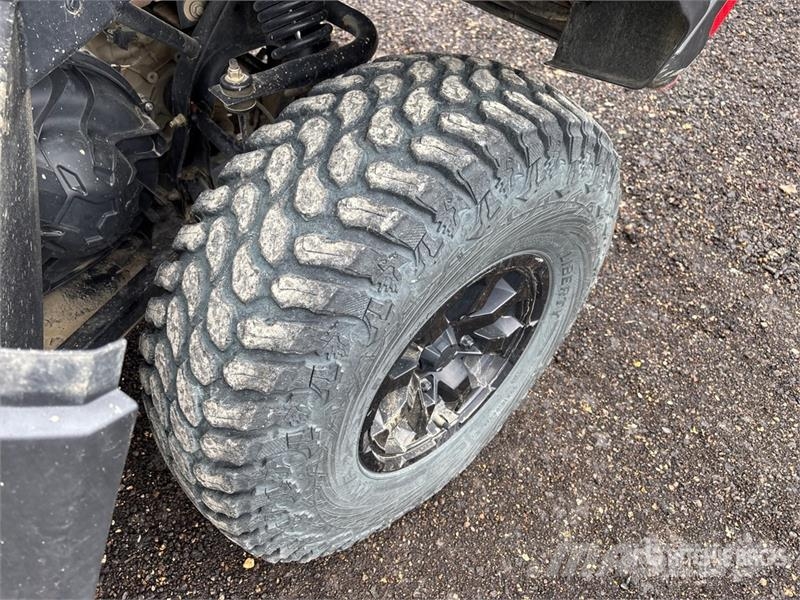 Can-am Defender 4x4 Side By Side Automobily