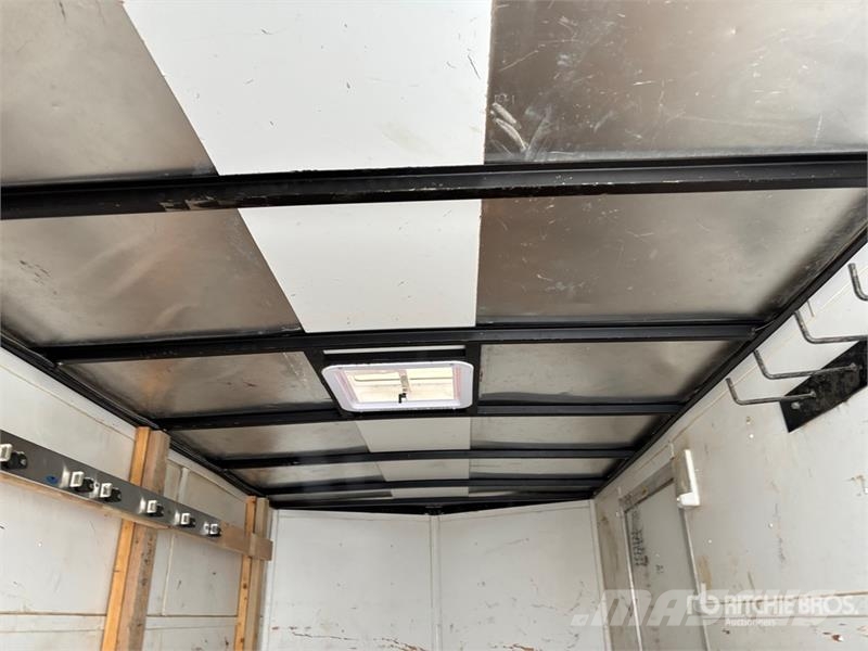 Canadian Hauler 16 ft T/A Enclosed Trailer Furgons