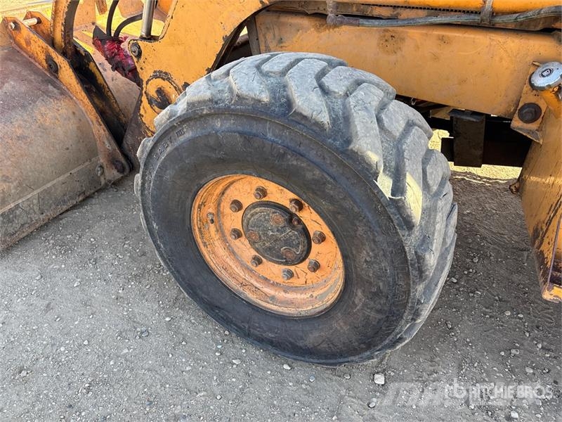 CASE 590 Super L Ekskavatori-iekrāvēji
