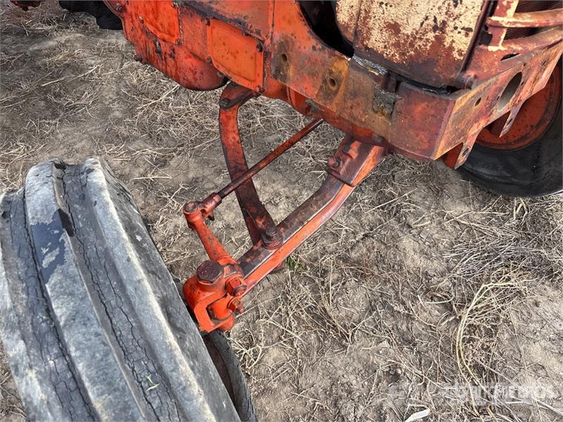 CASE C4 2WD Antique Tractor (Inoperable) Traktorid