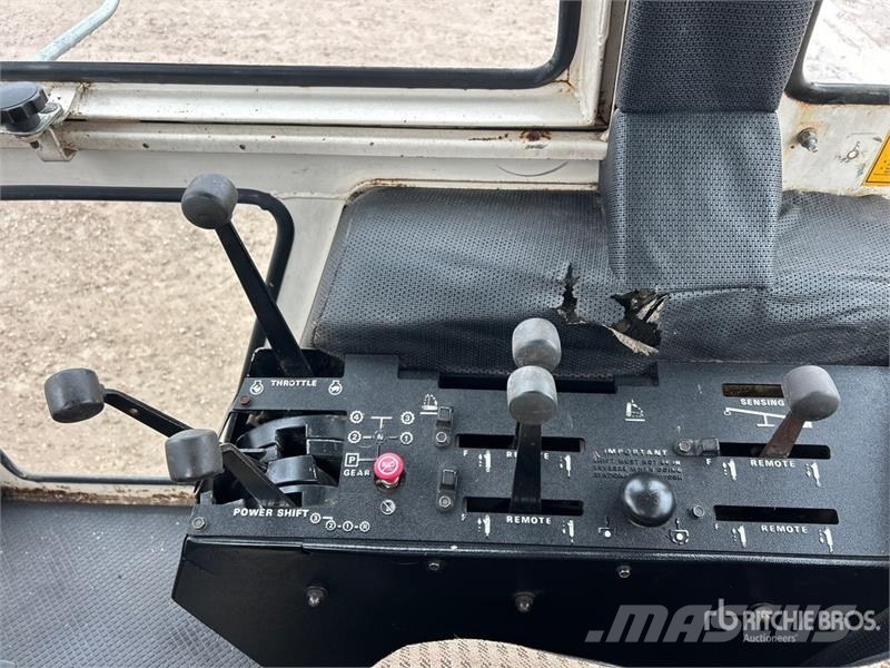 Case IH 2590 2WD Tractor الجرارات