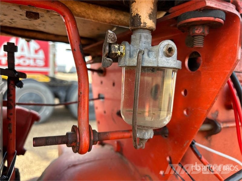 Case IH 742 2WD Tractor Трактори