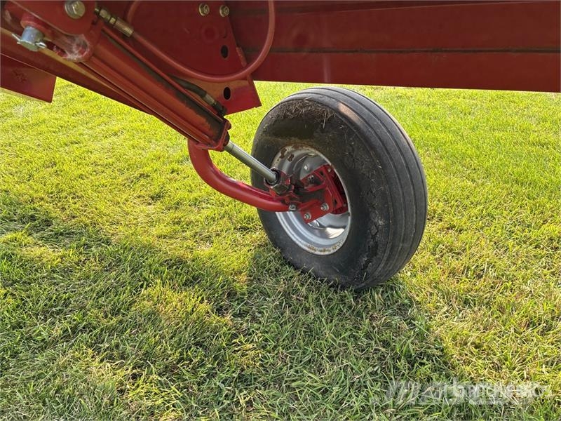 Case IH 8220 25 ft Pull Type Swather Windrower Vālotāji