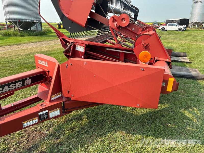 Case IH 8220 25 ft Pull Type Swather Windrower Vālotāji