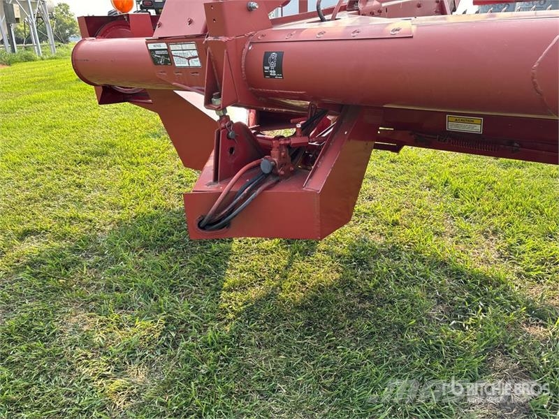 Case IH 8220 25 ft Pull Type Swather Windrower Vālotāji
