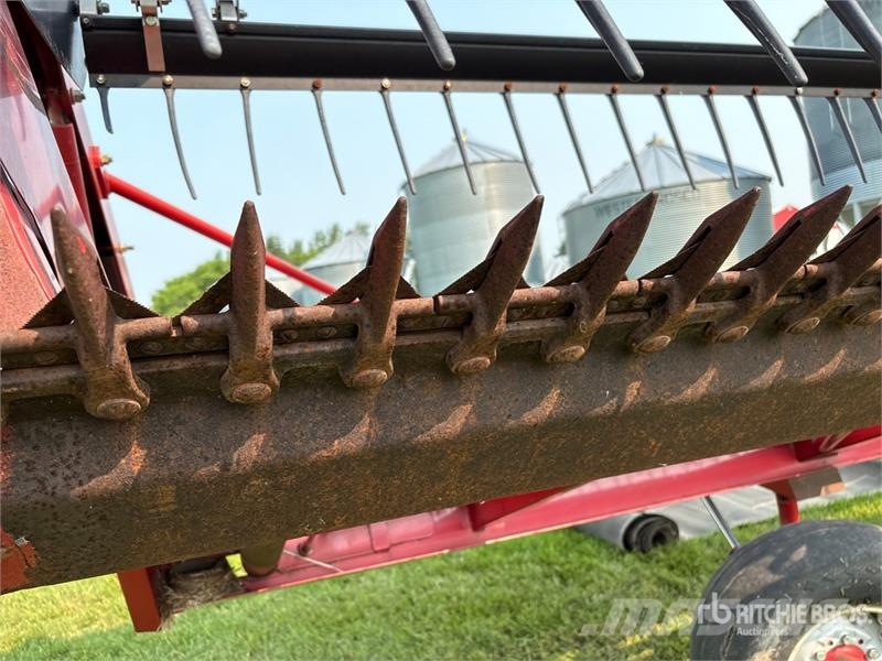 Case IH 8220 25 ft Pull Type Swather Windrower Vālotāji