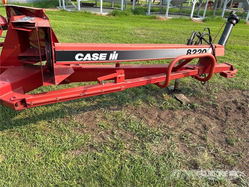 Case IH 8220 25 ft Pull Type Swather Windrower Vālotāji