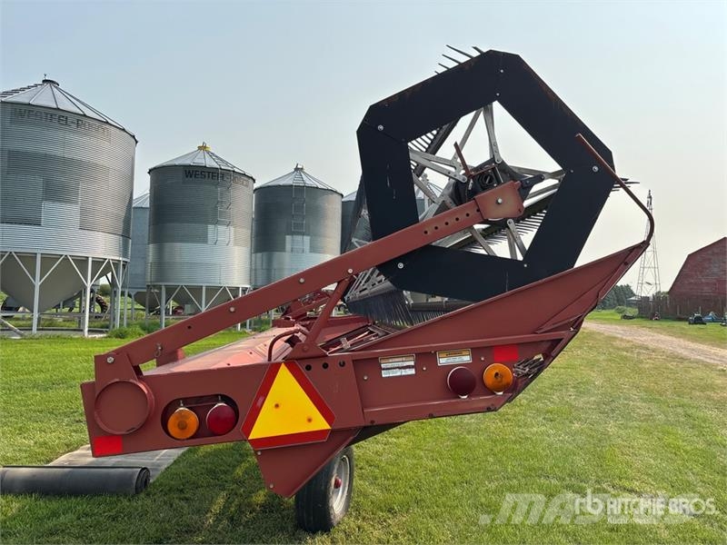 Case IH 8220 25 ft Pull Type Swather Windrower Vālotāji