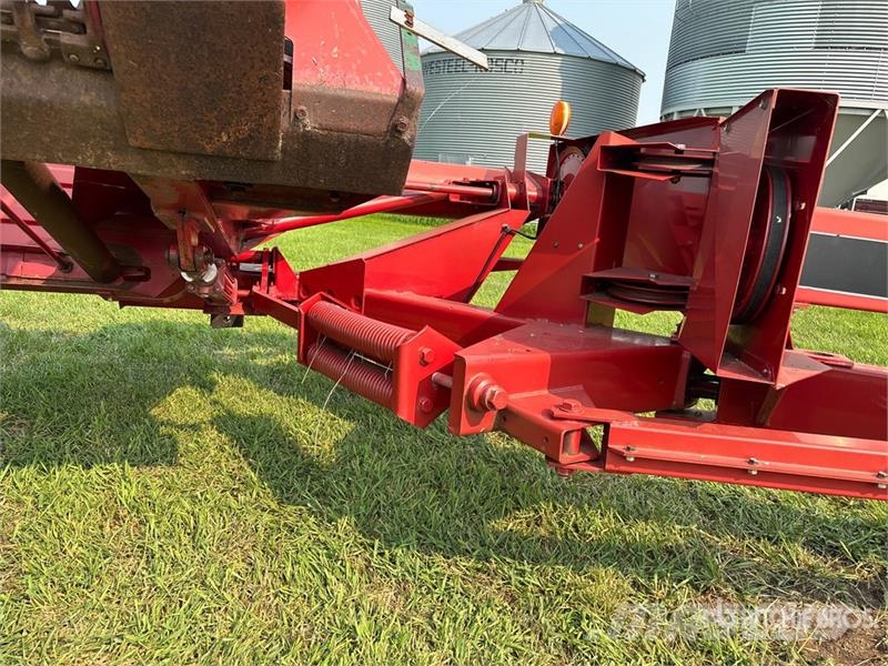 Case IH 8220 25 ft Pull Type Swather Windrower Vālotāji