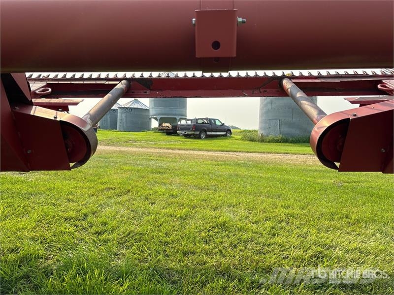 Case IH 8220 25 ft Pull Type Swather Windrower Vālotāji