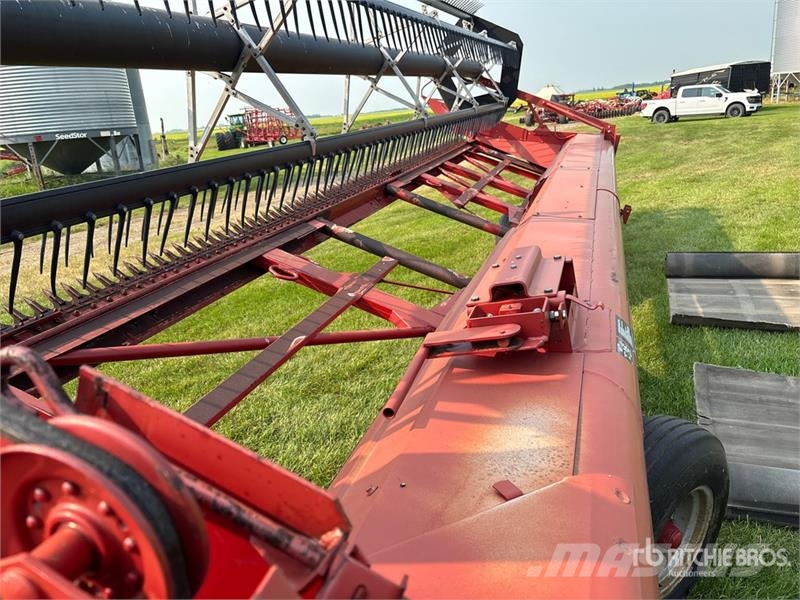 Case IH 8220 25 ft Pull Type Swather Windrower Vālotāji