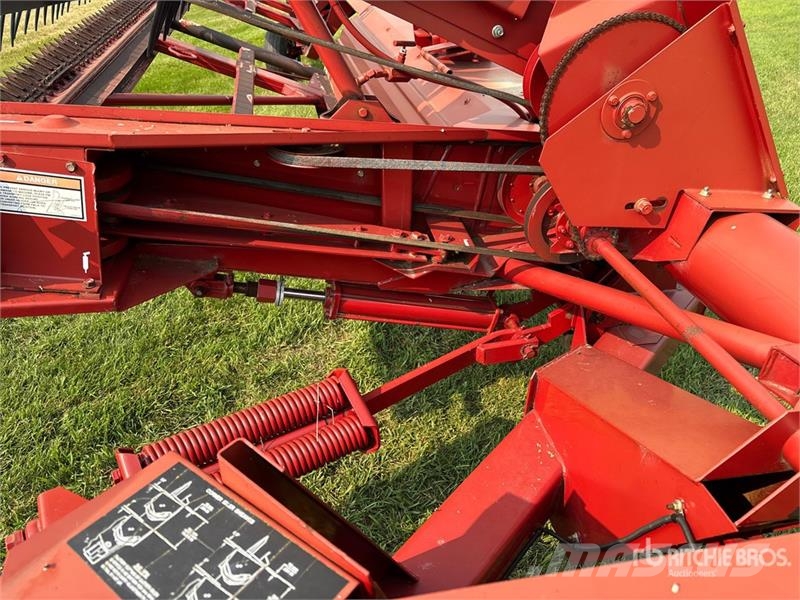 Case IH 8220 25 ft Pull Type Swather Windrower Vālotāji