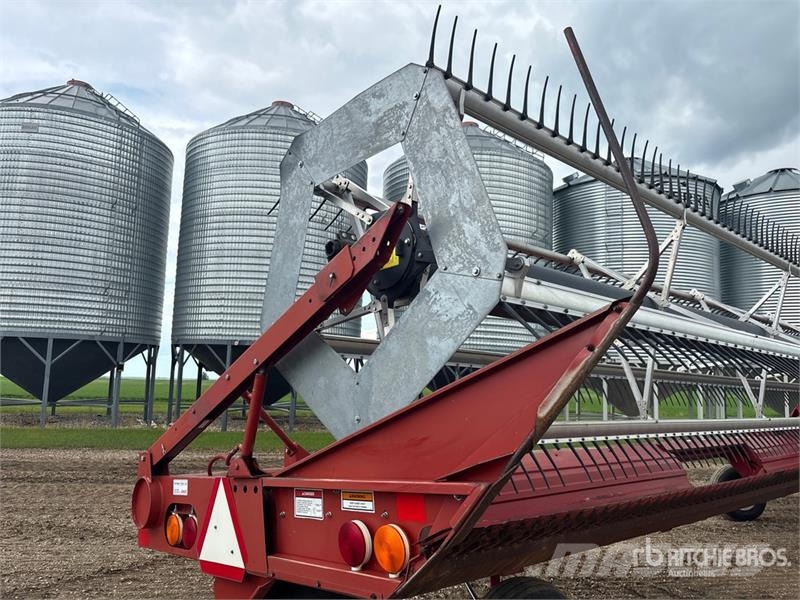 Case IH 8230 30 ft Pull Type Swather Windrower Falciandanatrici