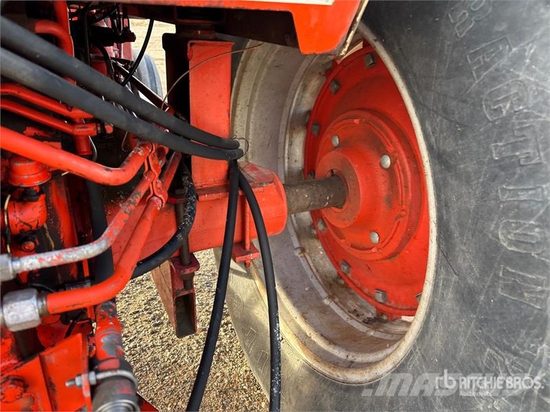 Case IH 970 2WD Tractor Трактори