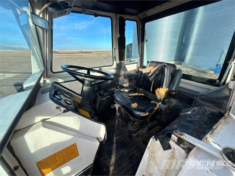 Case IH 970 2WD Tractor Трактори