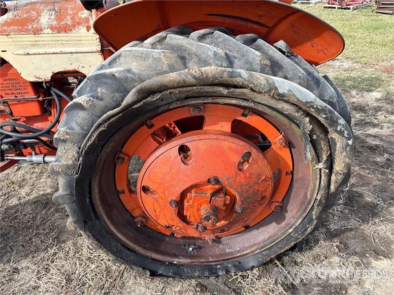 Case IH C4 2WD Antique Tractor (Inoperable) Traktorok
