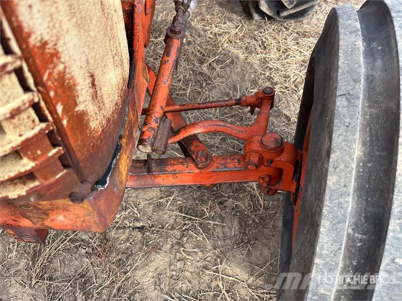 Case IH C4 2WD Antique Tractor (Inoperable) Traktorok