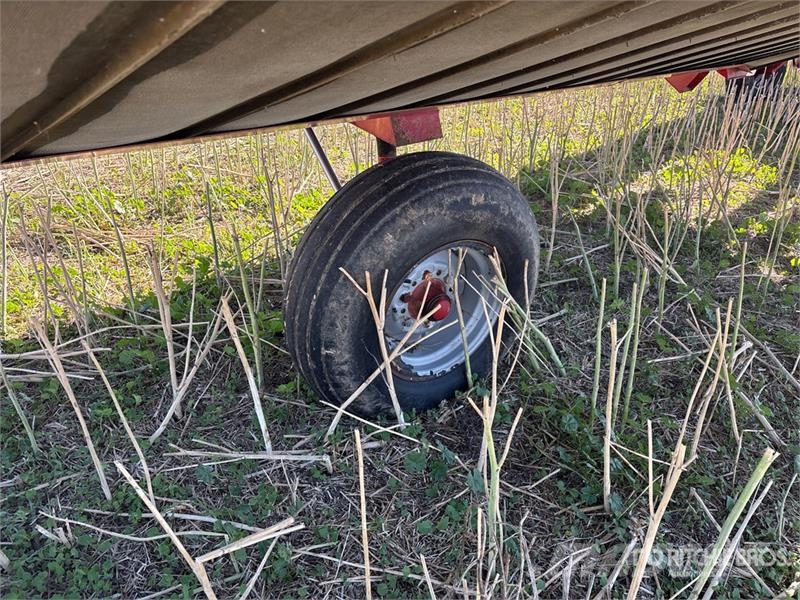 Case IH International 8230 30 ft Pull Type Swather Windrow Рядкові жатки