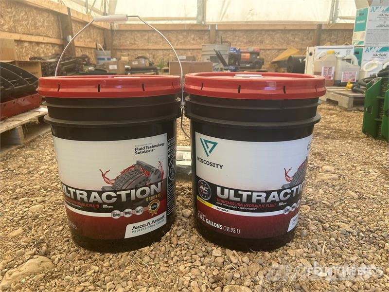Case IH of (2) Case IH 5 gal Transmission and Hydraulic Oi Ostatní komponenty