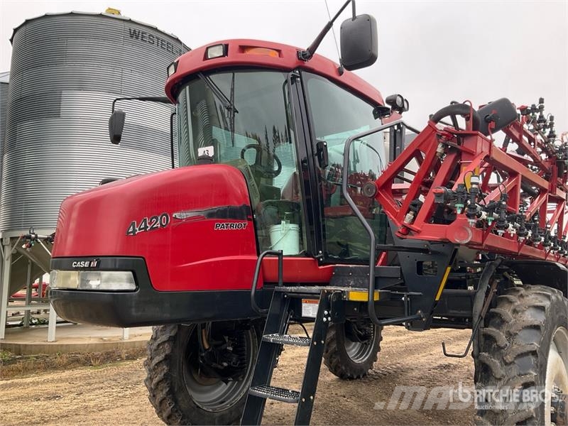 Case IH Patriot 4420 120 ft 4x4 High Clearance Self-Propel رشاشات ذاتية الحركة